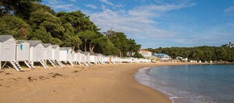 Cozy 3BR House 900m from Plage des Dames, BBQ, Terrace, Parking, Pets Allowed