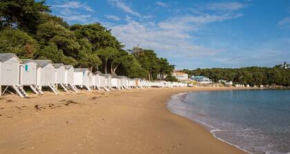 Cozy 3BR House 900m from Plage des Dames, BBQ, Terrace, Parking, Pets Allowed