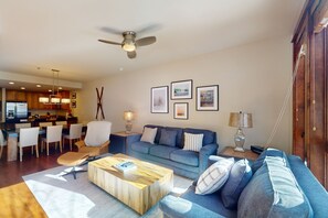 Una televisión, una chimenea, un reproductor de DVD