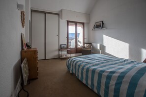1 chambre, bureau, fer et planche à repasser