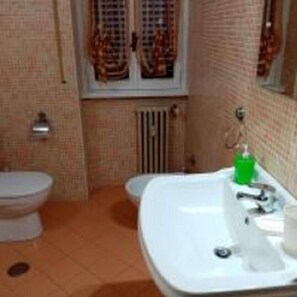 Family Quadruple Room | Bathroom | Shower, hair dryer, bathrobes, bidet - Olimpica Relais Guest House Affittacamere CIR 28624 (Rome)
