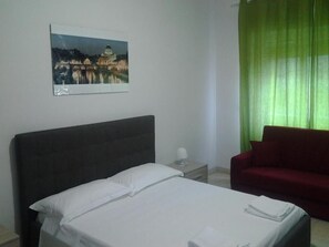 Desk, soundproofing, free WiFi - Olimpica Relais Guest House Affittacamere CIR 28624 (Rome)