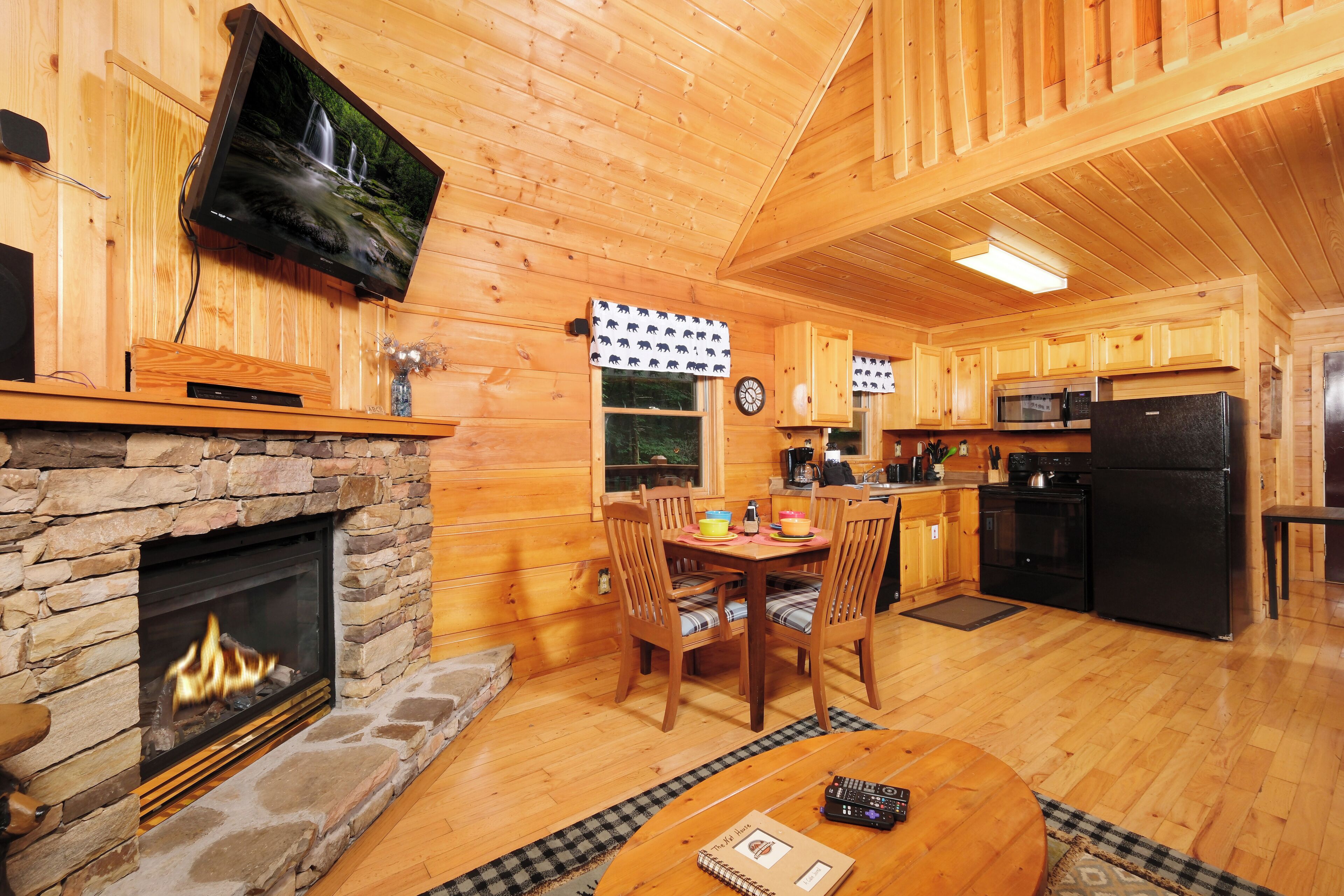 Dining - 1BR log cabin, sleeps 5, firepit, hot tub, 1 free ticket to Dollywood! (Sevierville)