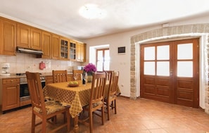 House (5 pax) | In-room dining