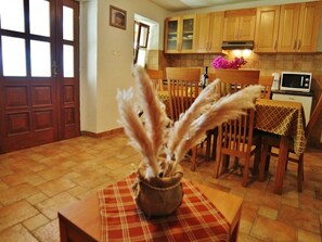 Ferienhaus (3 pax) | Essbereich im Zimmer