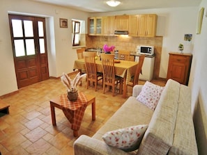 House (3 pax) | Private kitchen | Fridge, microwave, oven, stovetop