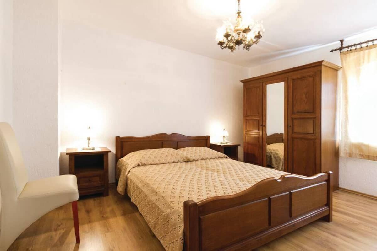 House (5 pax) | 2 bedrooms, desk, iron/ironing board, free WiFi