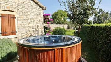 Bồn tắm spa ngoài trời