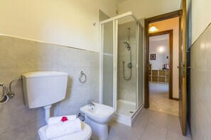 تجهيزات دش، دُش غزير، مراحيض شطف، مناشف
