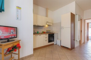 Apartemen Keluarga, beberapa kamar (Daniela 4 100m From Sea) | Dapur pribadi | Lemari es besar, oven, kompor, dan mesin pembuat kopi/teh