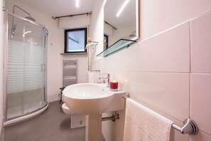Departamento familiar, varias habitaciones (Francesca 2 600m From Sea) | Baño | Regadera, regadera tipo lluvia, bidet, toallas 