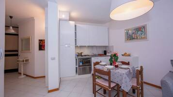 Apartemen Keluarga, beberapa kamar (Francesca 2 600m From Sea) | Tempat makan