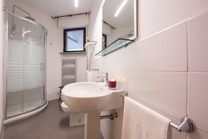 Căn hộ dành cho gia đình, nhiều phòng ngủ (Francesca 2 600m From Sea) | Phòng tắm | Buồng tắm vòi sen, vòi sen phun mưa, chậu vệ sinh/vòi rửa, khăn tắm