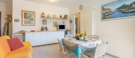 Family Apartment, Multiple Bedrooms (Mare 7 250m From Sea) | Living area