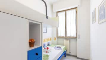 2 kamar tidur, setrika/meja setrika, dan Wi-Fi (biaya tambahan)