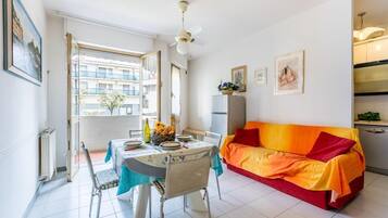 Televisi layar datar 24-inci dengan saluran TV digital dan TV