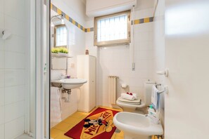 Family Apartment, Multiple Bedrooms (Mare 7 250m From Sea) | Bathroom