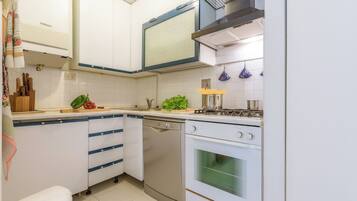 Apartemen Keluarga, beberapa kamar (Mare 7 250m From Sea) | Dapur pribadi | Lemari es besar, oven, kompor, dan mesin pencuci piring