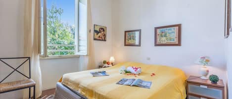 4 habitaciones, tabla de planchar con plancha y ropa de cama