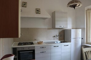 Casa familiar, varias habitaciones, 2 baños, mirando al mar (Il Gladiolo - Focette 100m From Sea) | Cocina privada | Frigorífico grande, horno, placa de cocina y lavavajillas
