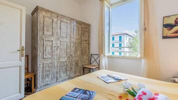 Nhà dành cho gia đình, 4 phòng ngủ, 2 phòng tắm, đối diện biển (Il Gladiolo - Focette 100m From Sea) | 4 phòng ngủ, bàn ủi/dụng cụ ủi quần áo, bộ trải giường