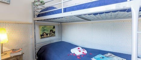 4 chambres, fer et planche à repasser, draps fournis