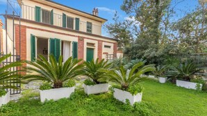 A two-story building with a garden in front. - Il Gladiolo - Focette 100mt From Sea (Pietrasanta)