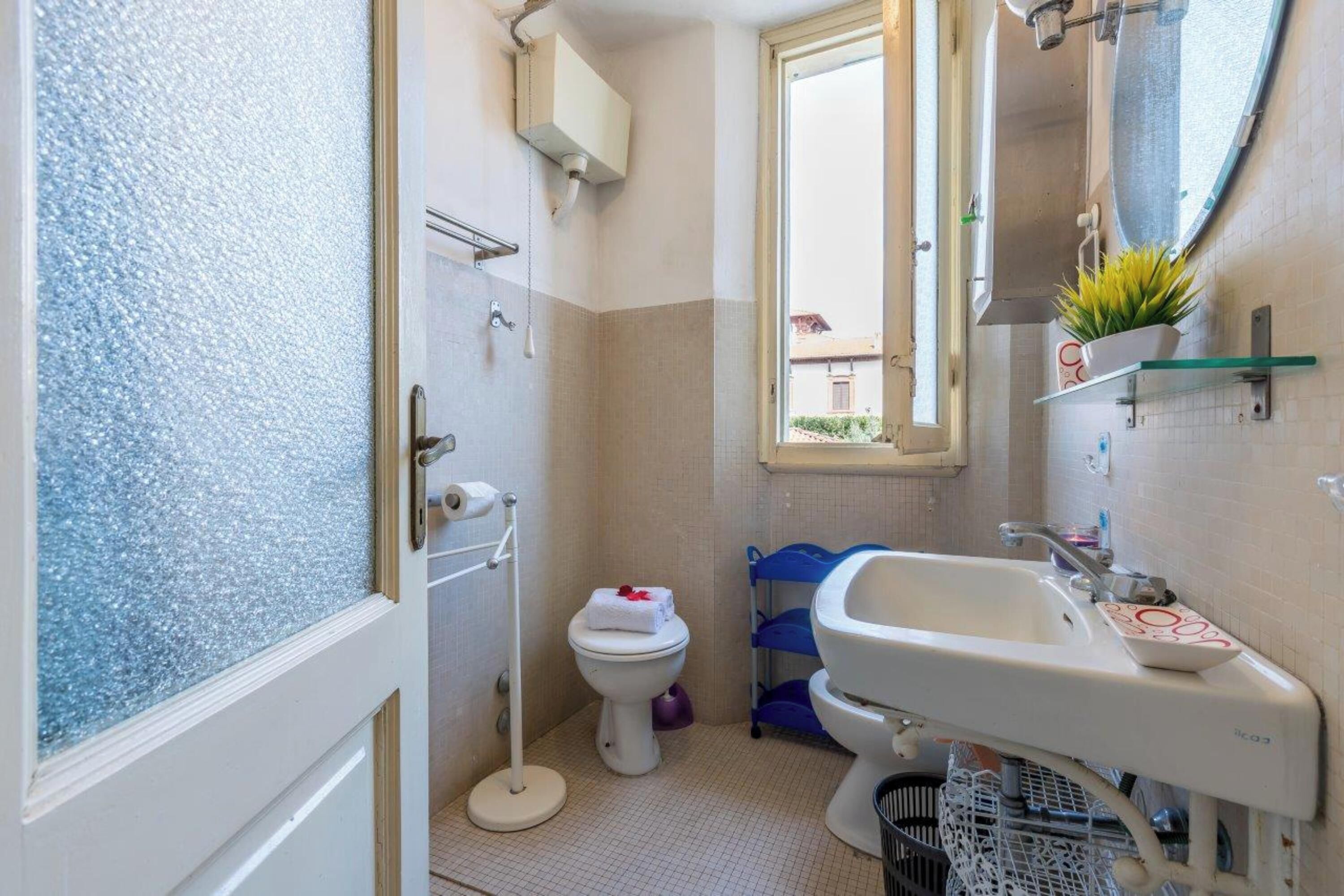 Une petite salle de bain comprenant des toilettes, un lavabo et une douche.