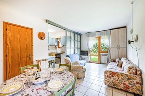 Family Apartment, Multiple Bedrooms (La Chimera 700m from sea) | Living area | 22-inch flat-screen TV with digital channels, TV - La Chimera 700m from sea (Massa)