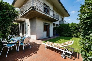 Outdoor dining - La Chimera 700m from sea (Massa)