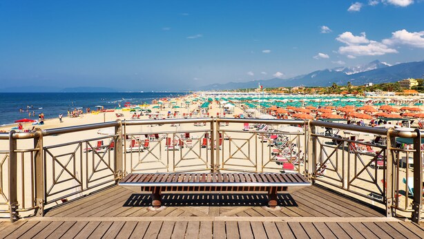 A wooden deck with a bench overlooking a beach with umbrellas and beach chairs. - La Fresia - Focette 100mt From Sea (Pietrasanta)