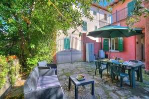 Appartement Familial, plusieurs chambres, 2 salles de bains (La Fresia - Focette 100m from sea) | Restauration extérieure