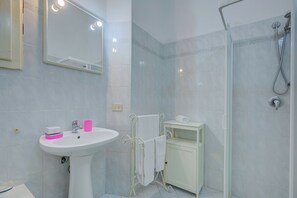 Appartement Familial, plusieurs chambres, 2 salles de bains (La Fresia - Focette 100m from sea) | Salle de bain | Douche, douche à « effet pluie », bidet, serviettes fournies
