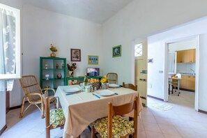 家庭公寓, 3 間臥室, 2 間浴室, 面海 (La Fresia - Focette 100m from sea) | 起居區 | 21-吋電視,提供有線頻道