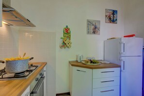 Departamento familiar, varias habitaciones, 2 baños (La Fresia - Focette 100m from sea) | Cocina privada | Refrigerador con congelador, horno, parrilla de estufa y lavavajillas 