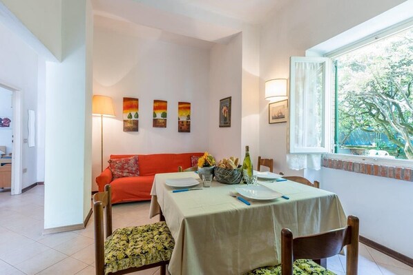 Family Apartment, Multiple Bedrooms, 2 Bathrooms, Sea Facing (La Fresia - Focette 100m from sea) | Living area | 21-inch TV with cable channels