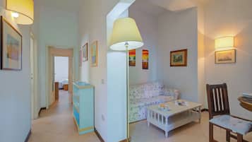 家庭公寓, 多间卧室, 双浴室, 临海 (La Fresia - Focette 100m from sea) | 起居区 | 21-英寸电视(配备有线频道)