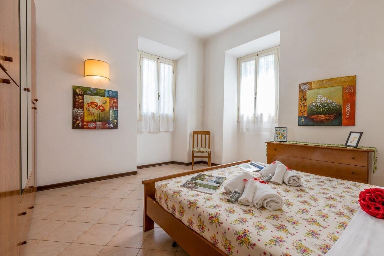 3 habitaciones, tabla de planchar con plancha, wifi y ropa de cama 