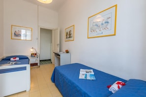 Familienapartment, Mehrere Schlafzimmer, Meerseite (La Rosa - Focette 100m from sea) | 3 Schlafzimmer, Bügeleisen/Bügelbrett, WLAN, Bettwäsche