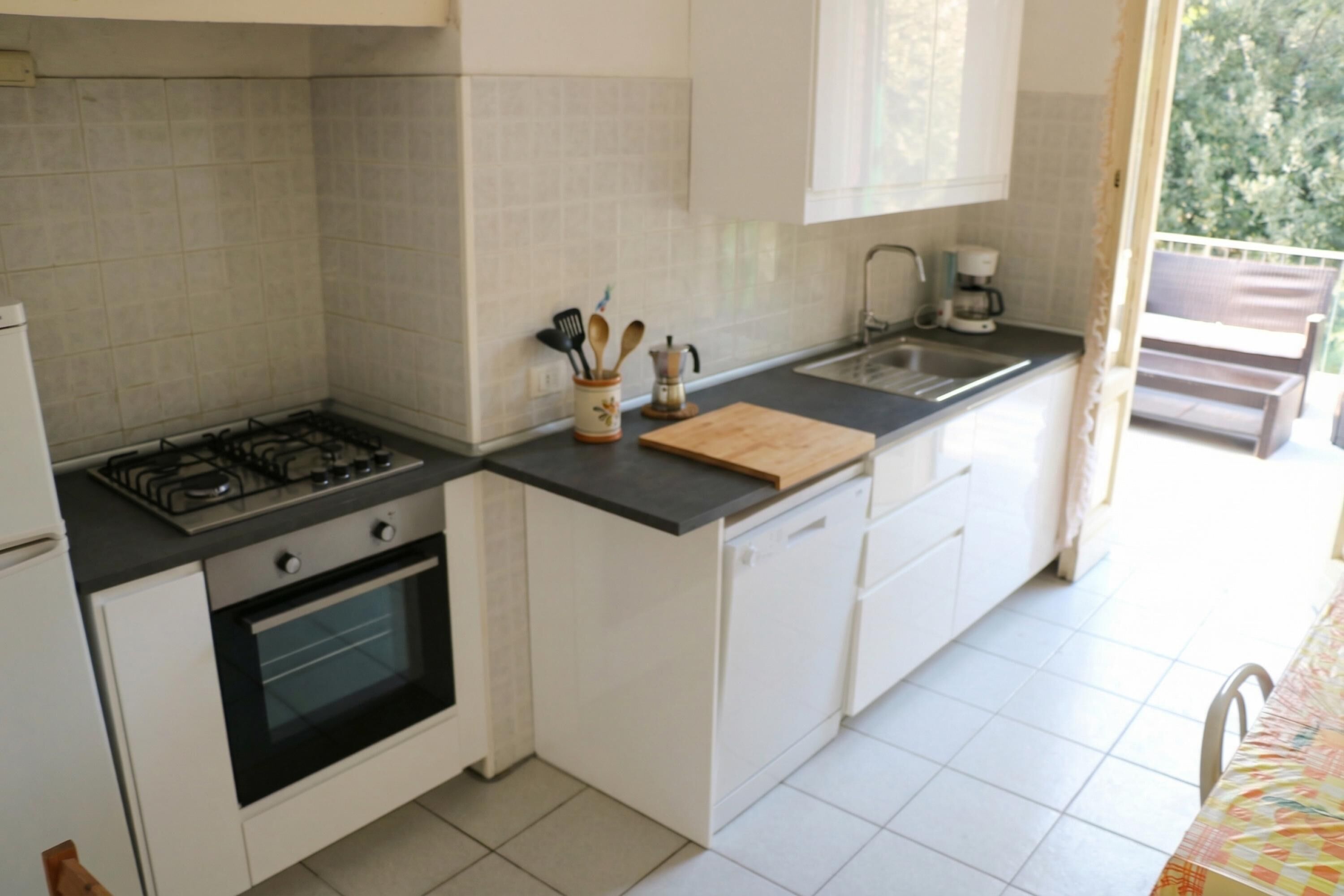Family Apartment, Multiple Bedrooms, Sea Facing (La Rosa - Focette 100m from sea) | Dapur peribadi | Peti sejuk/penyejuk beku saiz penuh, ketuhar, dapur 