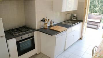 Apartemen Keluarga, beberapa kamar, menghadap laut (La Rosa - Focette 100m from sea) | Dapur pribadi | Lemari es besar, oven, kompor, dan mesin pencuci piring