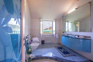 ファミリー ヴィラ ベッドルーム (複数) マウンテンサイド (Villa Clara few km from the sea) | バスルーム | シャワー、レインフォールシャワー、ビデ、タオル