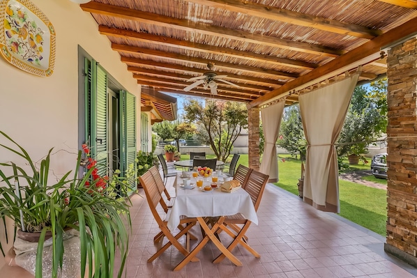 Villa familiar, 4 habitaciones, chimenea, junto a la montaña (Villa Clara few km from the sea) | Restaurante al aire libre