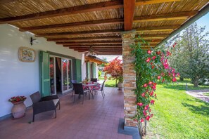 Familjevilla - flera sovrum - intill bergen (Villa Clara few km from the sea) | Terrass/Patio