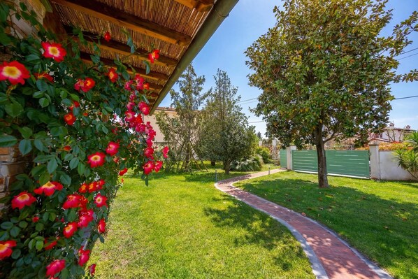 Family Villa, Multiple Bedrooms, Mountainside (Villa Clara few km from the sea) | Garden