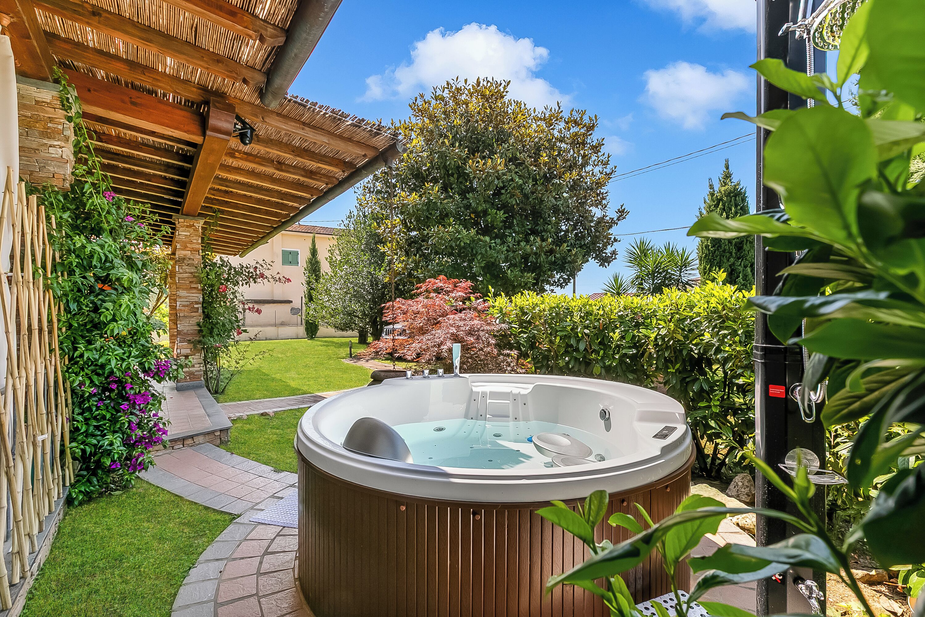 Family Villa, 4 Bedrooms, Fireplace, Mountainside (Villa Clara few km from the sea) | Outdoor spa tub