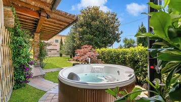 Family Villa, 4 Bedrooms, Fireplace, Mountainside (Villa Clara few km from the sea) | Outdoor spa tub