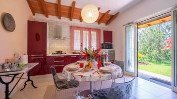 Family Villa, 4 Bedrooms, Fireplace, Mountainside (Villa Clara few km from the sea) | Dining