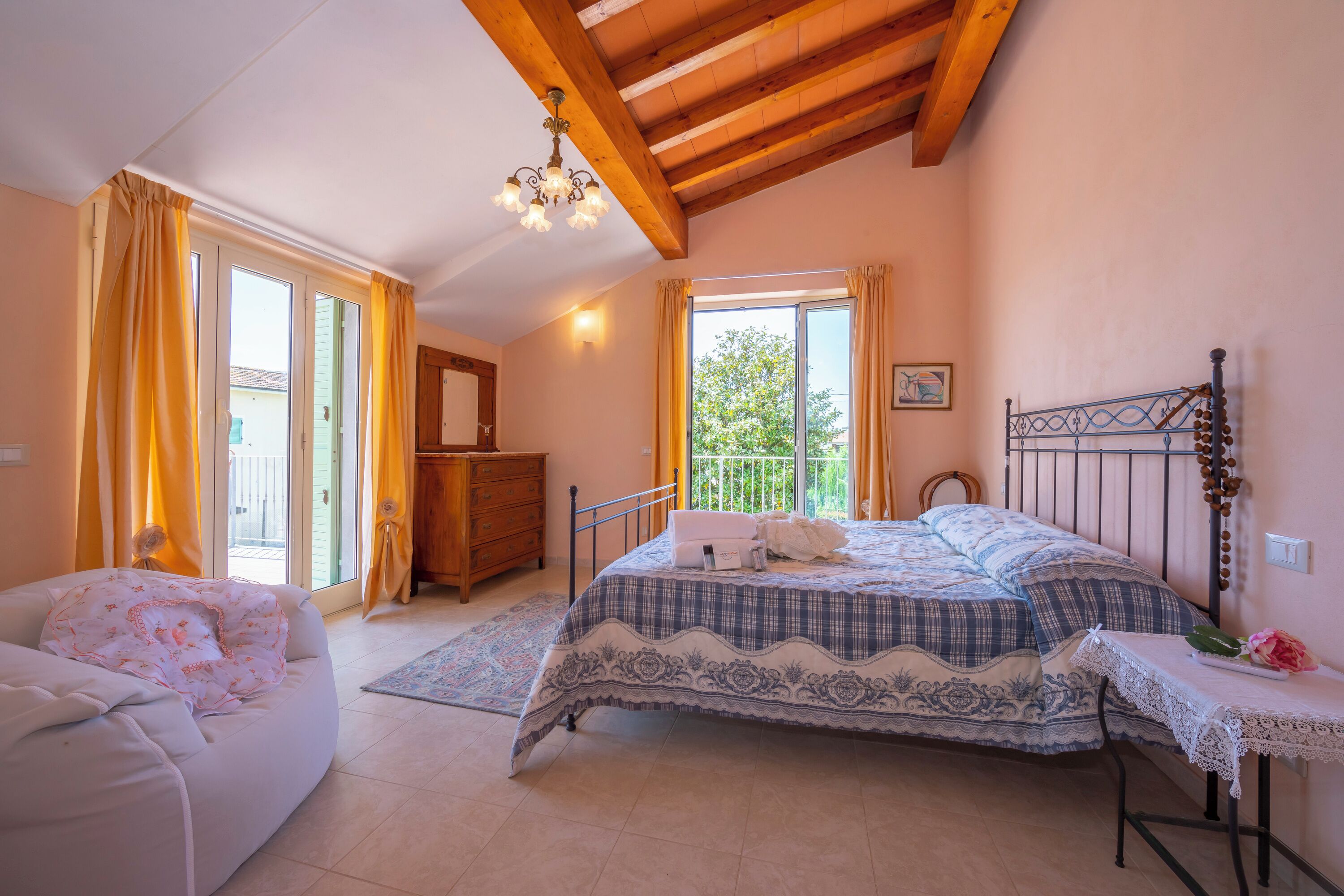 4 kamar tidur, setrika/meja setrika, Wi-Fi gratis, dan seprai linen