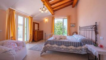 4 kamar tidur, setrika/meja setrika, Wi-Fi gratis, dan seprai linen